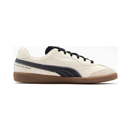 Tenis Puma King 21 IT x Art of Football 107614-01 Alpine Snow Black Gold - lateral-exterior